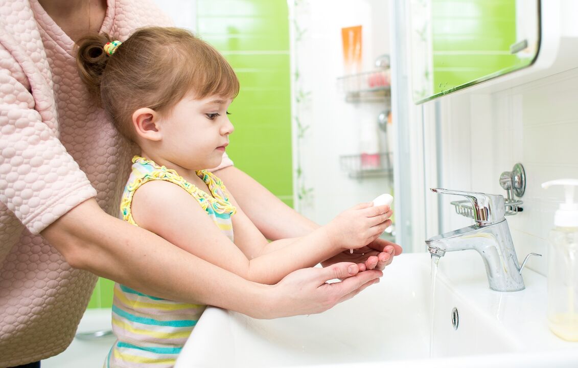 πλύσιμο των χεριών με σαπούνι για την πρόληψη μόλυνσης από παράσιτα